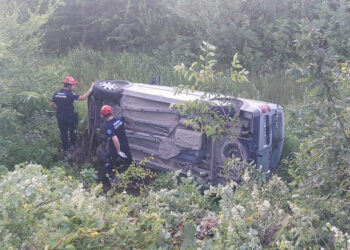 Bursa'da hafif ticari araç şarampole devrildi: 6 yaralı
