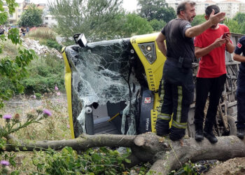 Bursa'da, halk otobüsü dere kenarına devrildi: 10 yaralı