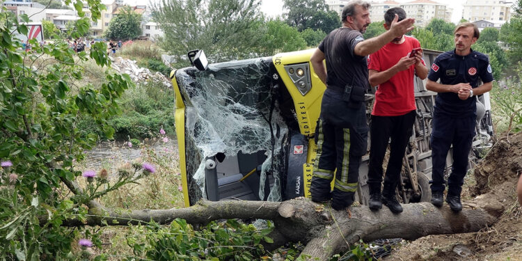 Bursa'da, halk otobüsü dere kenarına devrildi: 10 yaralı