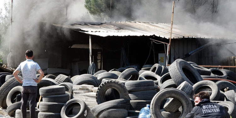 Bursa'da, oto lastikçide yangın