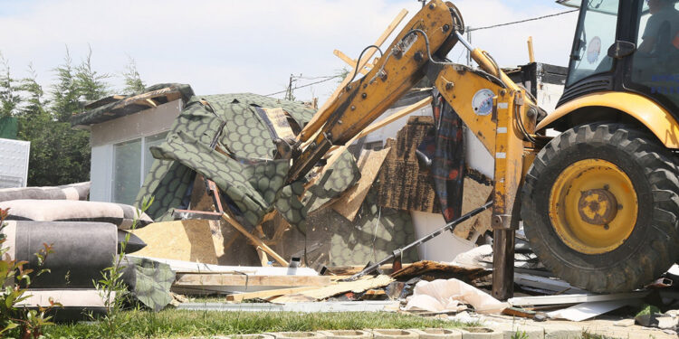 Büyükçekmece Gölü çevresindeki 8 kaçak yapı yıkıldı