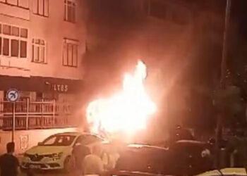 Büyükçekmece'de minibüs ve evde yangın çıktı