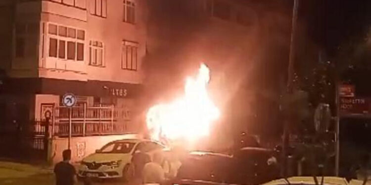 Büyükçekmece'de minibüs ve evde yangın çıktı