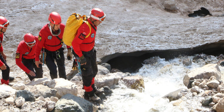 Buzul kırılması sonucu kaybolan 2 kişi aranıyor