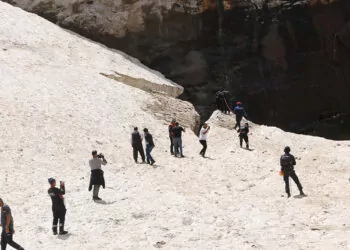 Buzulların arasına düşüp kaybolan 2 kişi aranıyor