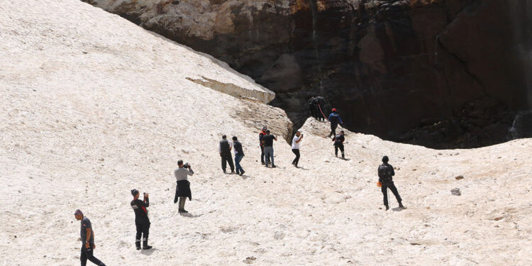 Buzulların arasına düşüp kaybolan 2 kişi aranıyor