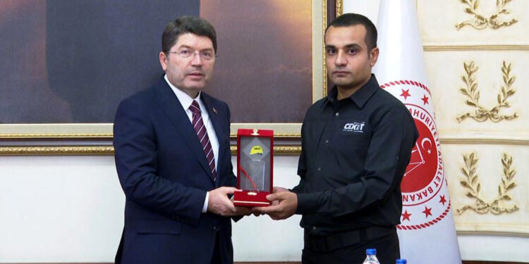 CEKUT gönüllüsüne Bakan Tunç'tan plaket