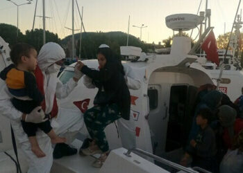 Çanakkale'de 45 kaçak göçmen kurtarıldı