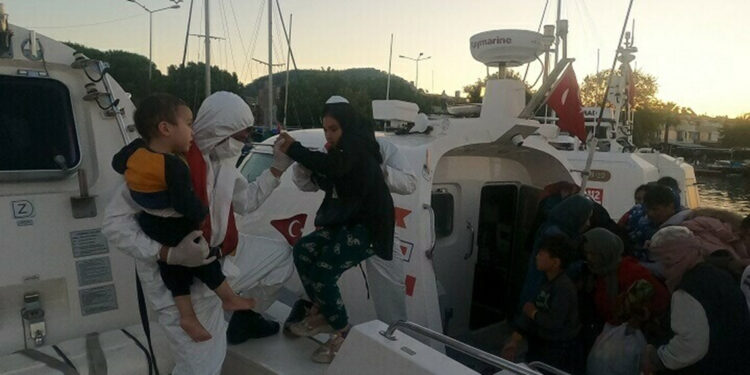 Çanakkale'de 45 kaçak göçmen kurtarıldı