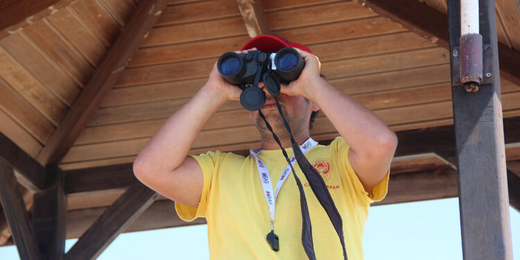 Cankurtaranlar Kocaeli'deki plajlarda 334 kişiyi kurtarıldı