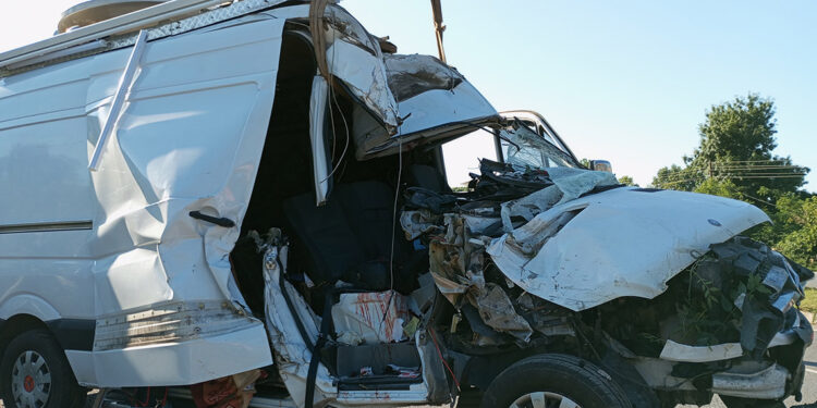 Canlı yayın aracı beton direğe çarptı: 2 ölü, 1 yaralı