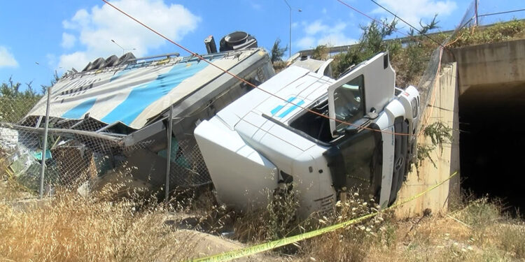 Çekmeköy'de TIR şarampole yuvarlandı