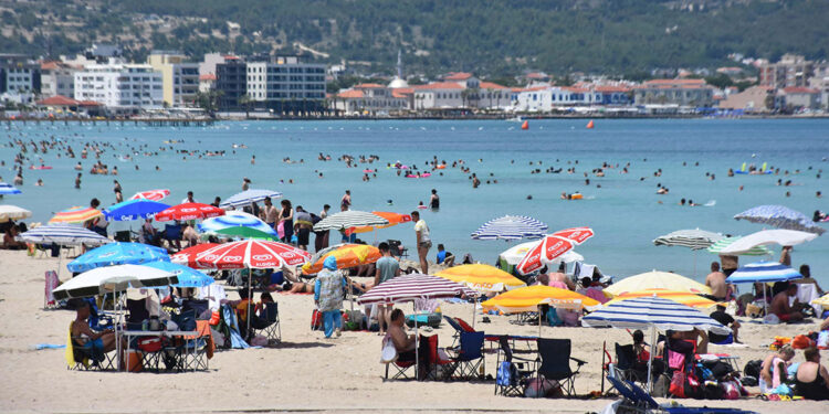 Çeşme'de bayram tatilinin son gününde de yoğunluk