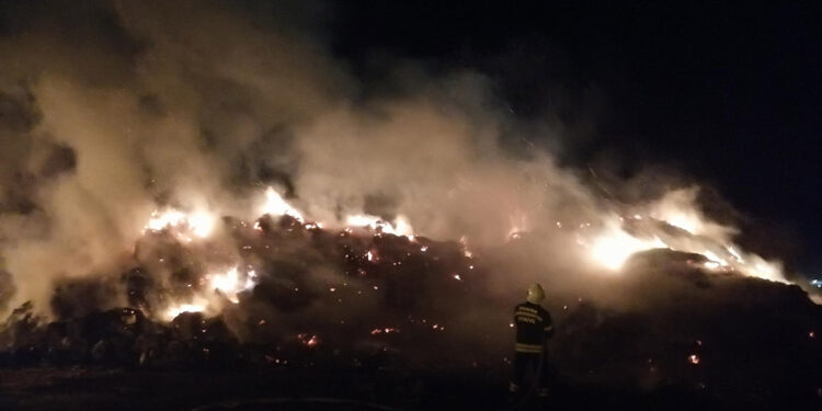 Çiftlikte çıkan yangında 15 bin balya saman kül oldu