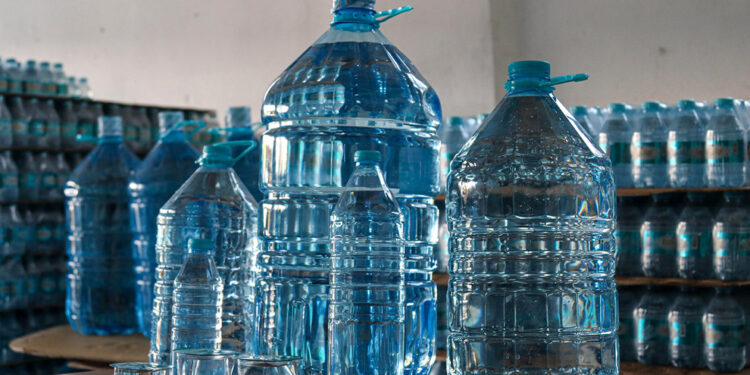 Damacanadan 1 bardak su 60 kuruşa doluyor