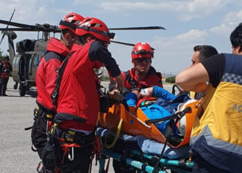 Demirkazık Dağı'na tırmanan dağcı ayağını kırdı