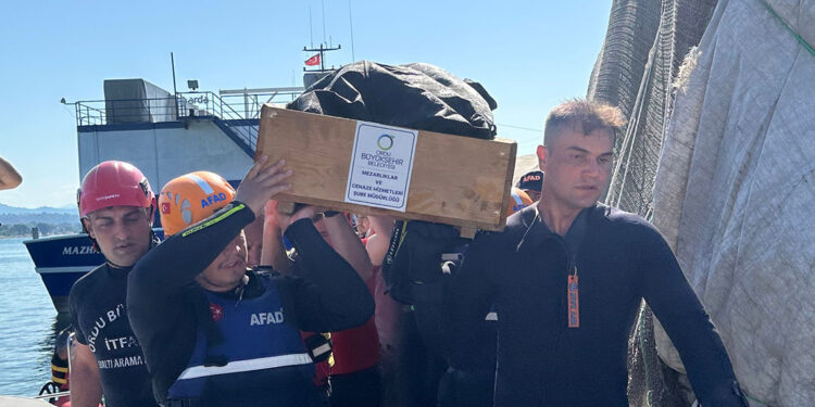 Denizde bulunan kadın cesedinin kimliği araştırılıyor