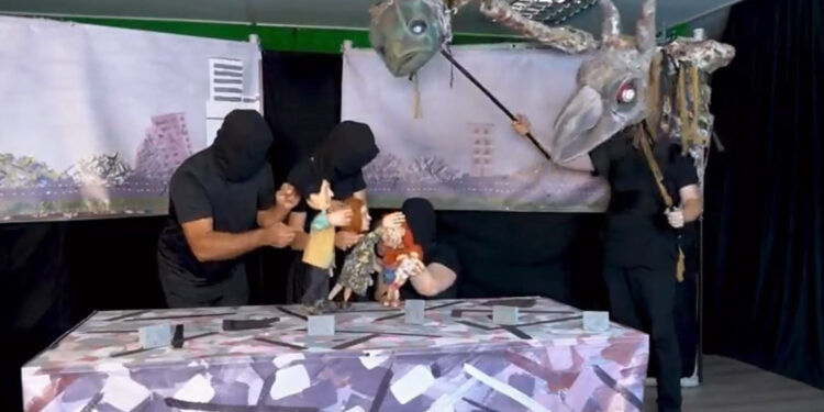 Deprem bölgesindeki kukla oyununa inceleme