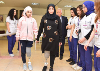Depremde bacaklarını kaybeden anne ve kızı ayağa kalktı