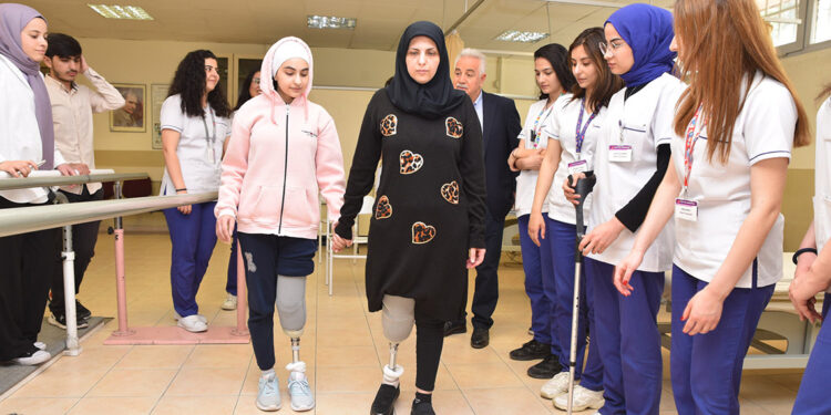 Depremde bacaklarını kaybeden anne ve kızı ayağa kalktı