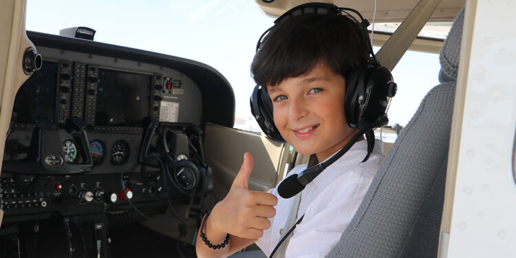 Depremzede Mahmut Efe'nin uçma hayali gerçek oldu