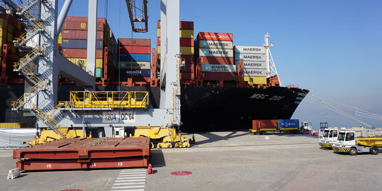 Dev konteyner gemisi Yarımca Limanı’na geldi