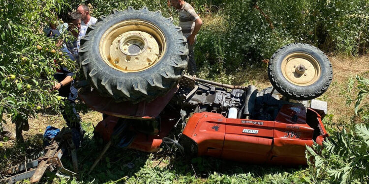 Devrilen traktörün sürücüsü öldü