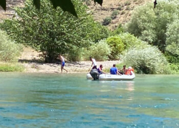 Dicle Nehri kıyısında mahsur kalan 4 kişi kurtarıldı