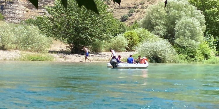 Dicle Nehri kıyısında mahsur kalan 4 kişi kurtarıldı
