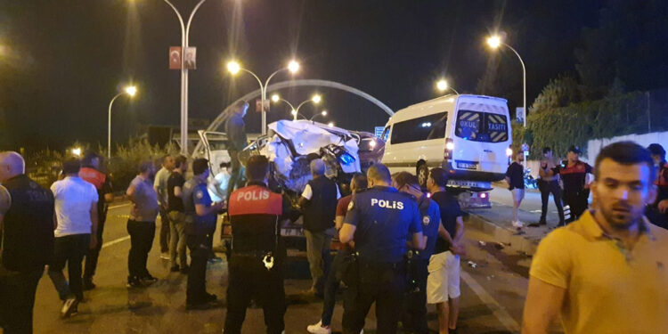 Diyarbakır'da 3 otomobil ile 1 minibüs çarpıştı: 5 yaralı