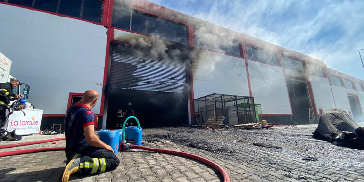 Diyarbakır'da gıda imalathanesinde yangın