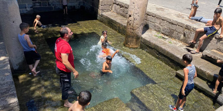 Diyarbakır'da hava sıcaklığı 44 dereceyi buldu