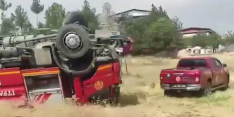 Diyarbakır'da yangına giden itfaiye aracı devrildi: 3 yaralı