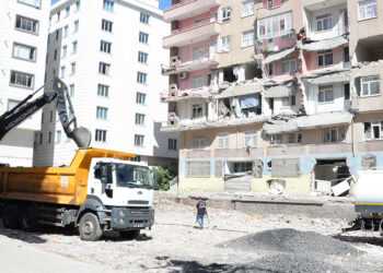 Diyarbakır'da yıkılan binalar için bilirkişi raporu istendi
