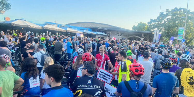 Doğanay Güzelgün'ün sevenleri Kadıköy'de buluştu