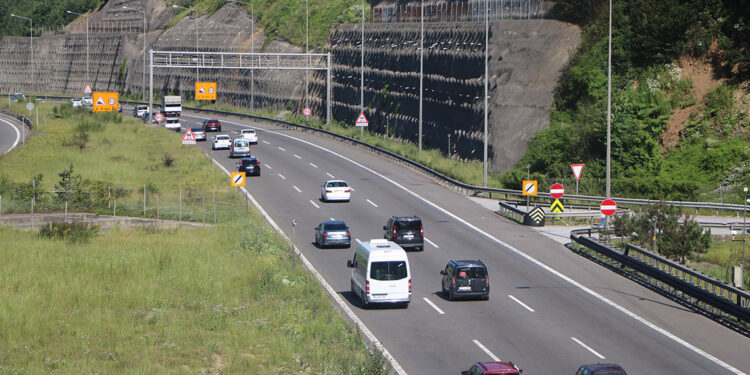 Dönüş yolunda Bolu Dağı geçişinde akıcı yoğunluk