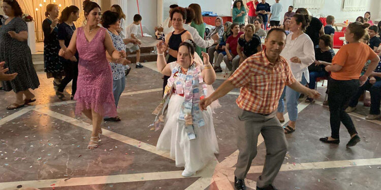 Down sendromlu Sibel, temsili düğünle gelinlik giydi