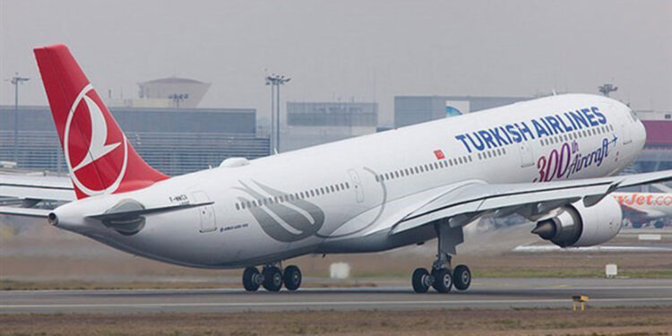 Dumanlar yükselen THY uçağı acil iniş yaptı