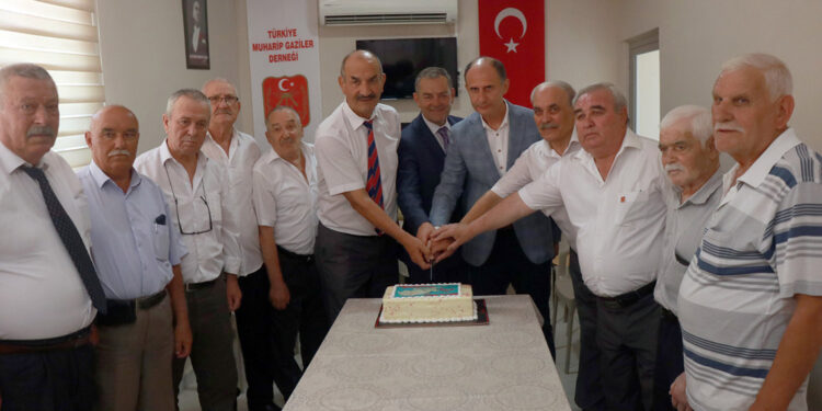 Edirne'de Kıbrıs gazilerine 49'uncu yıl pastası