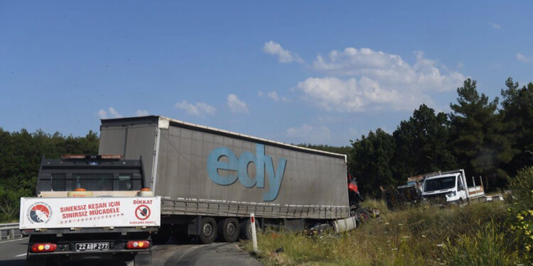 Edirne'de TIR park halindeki 2 kamyonete çarptı