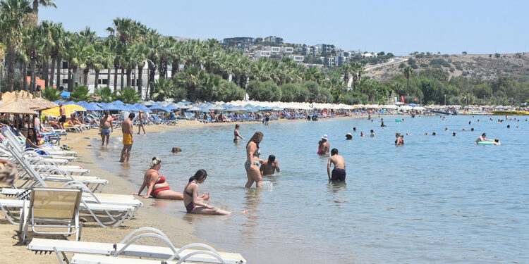 Ege'de sıcak hava kavuruyor