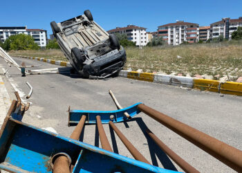 Elazığ'da hafif ticari araç üst geçitten düştü: 2 yaralı