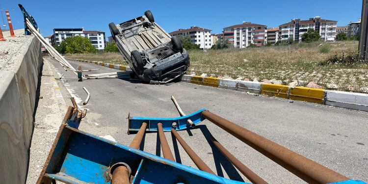Elazığ'da hafif ticari araç üst geçitten düştü: 2 yaralı