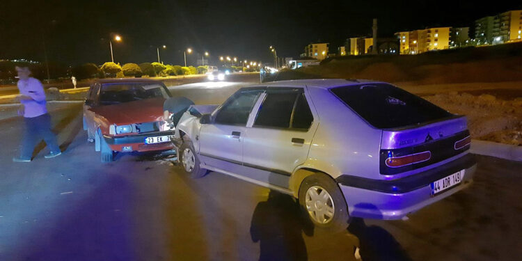 Elazığ'da otomobiller çarpıştı: 4 yaralı