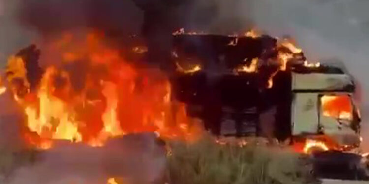 Elektrik kablolarına takılan saman yüklü kamyon yandı