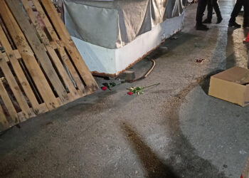 Elinde çiçekle yürüyen kadın silahlı saldırıda yaralandı