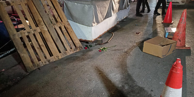 Elinde çiçekle yürüyen kadın silahlı saldırıda yaralandı