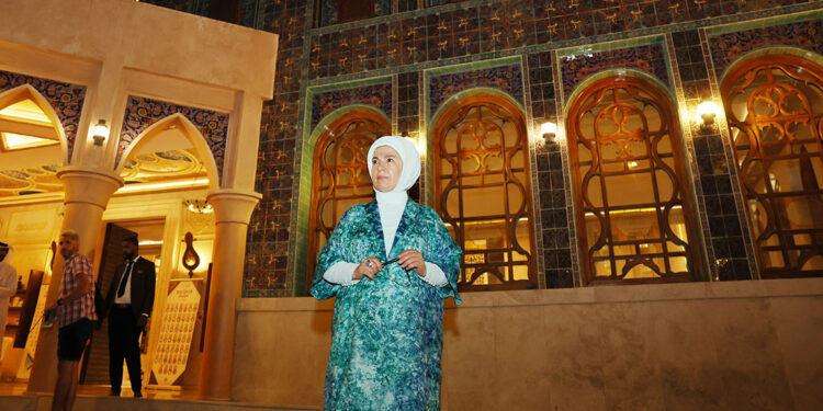 Emine Erdoğan Katara Camii’ni gezdi