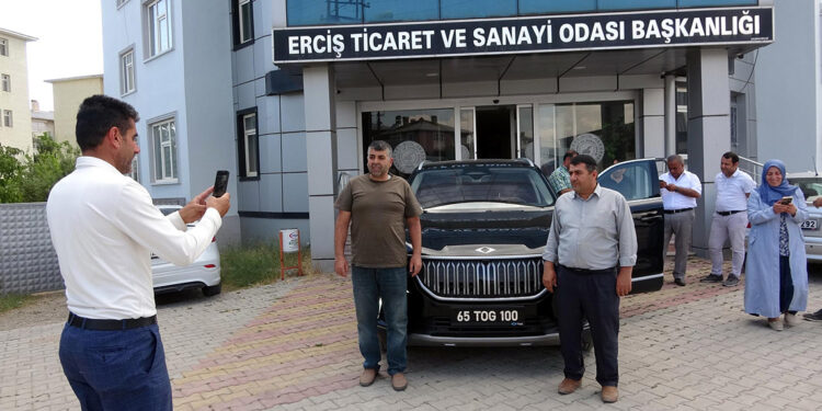 Erciş'te Togg ile il olmaya dikkat çektiler