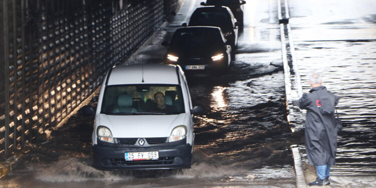 Erzurum'da sağanak etkili oldu